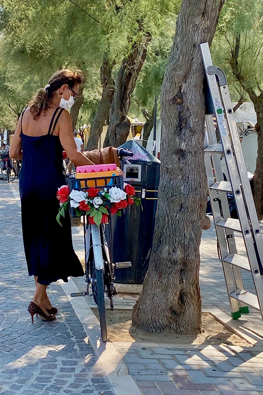 Gert de Goede fiets Pesaro fotografie fotograaf bloemen kleurrijk mondkapje 