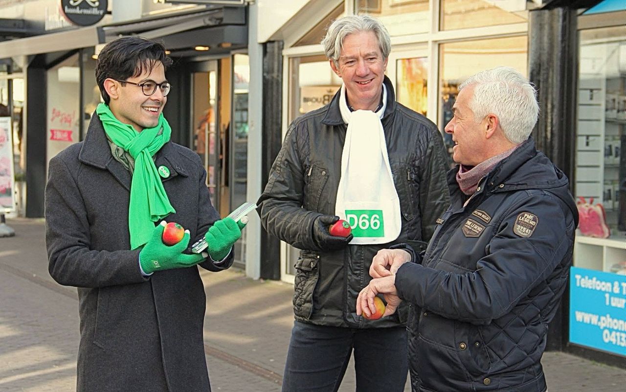 Rob Jetten minister president premier Uden gemeenteraadsverkiezingen 2018 flyeren appels uitdelen Gert de Goede fotografie