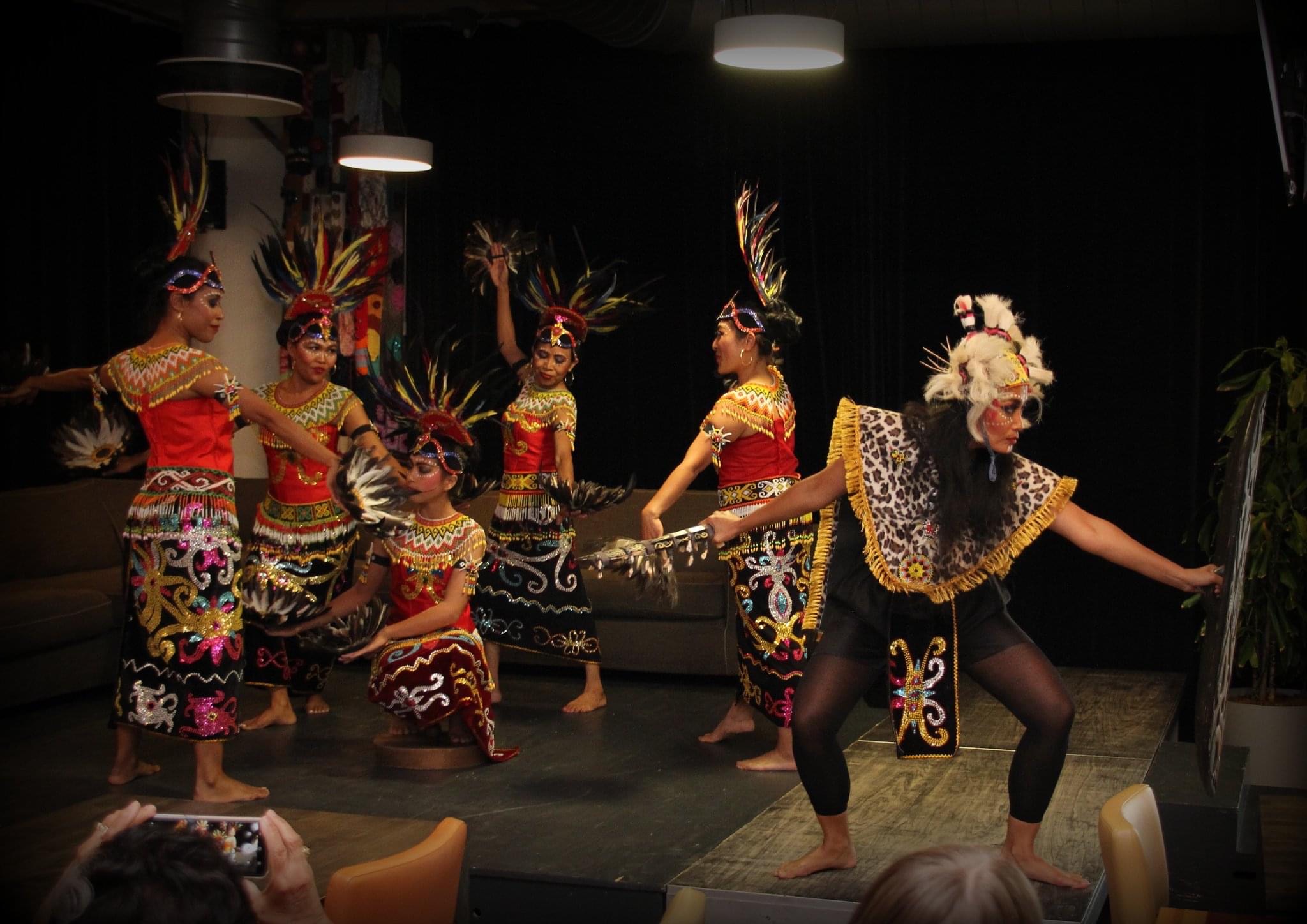 Proef de Buurt multicultureel samen samenwerken spelen danse Indonesisch mooi dans dansgroep MuzeRijk Uden gemeente Maashorst buurtfeest