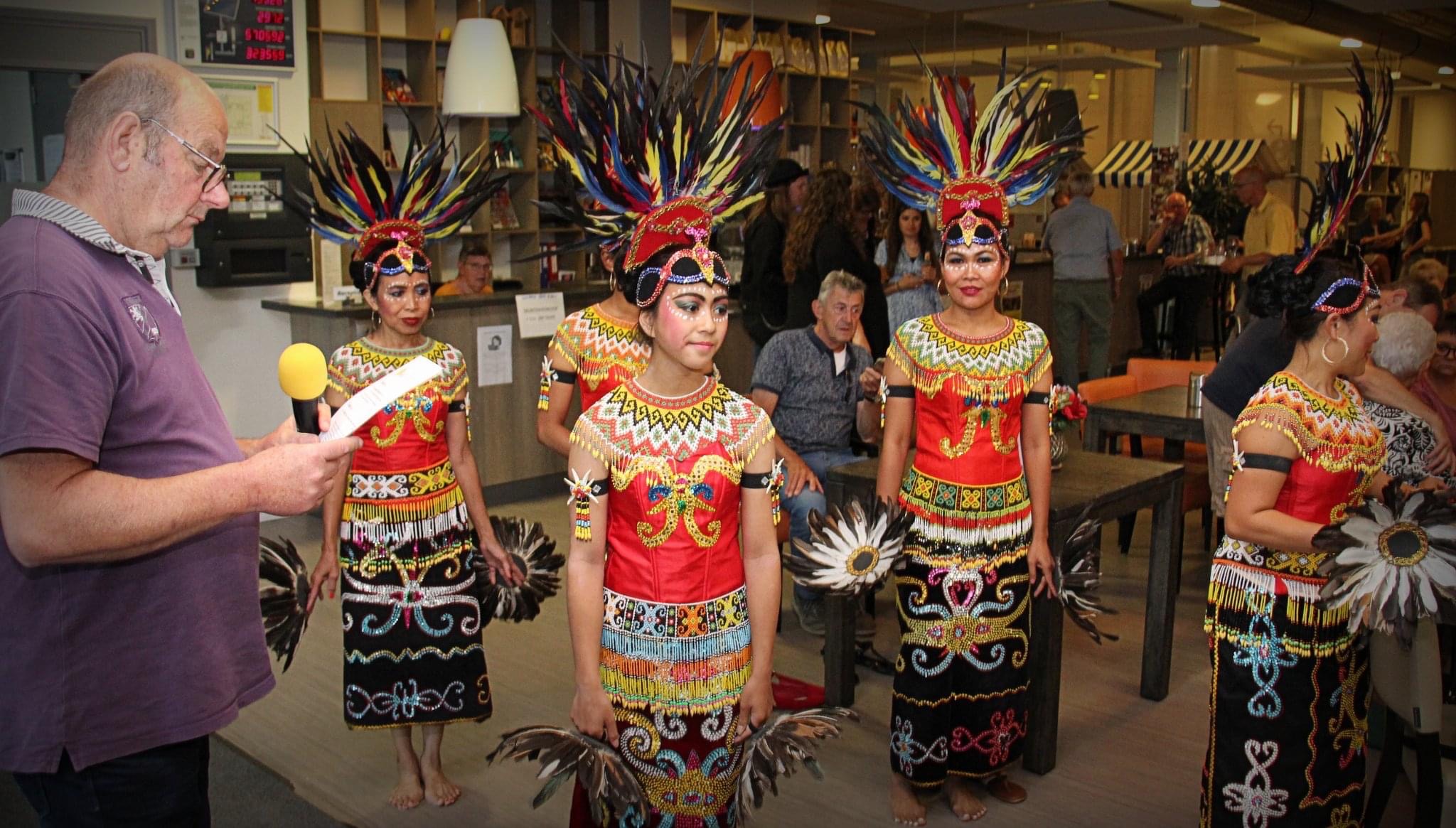 Proef de Buurt multicultureel samen samenwerken spelen danse Indonesisch mooi dans dansgroep MuzeRijk Uden gemeente Maashorst buurtfeest radio NosTos