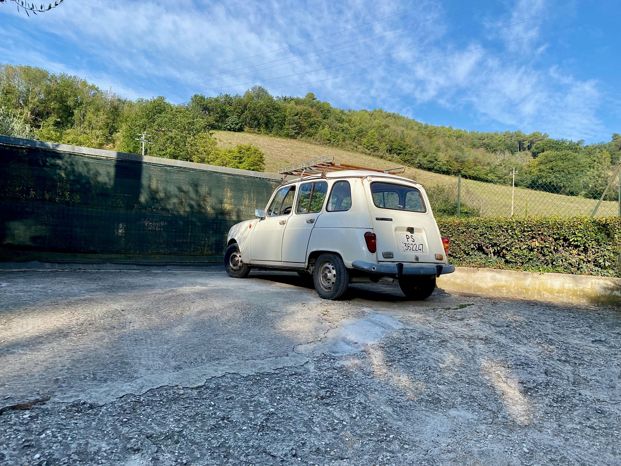 Gert de Goede fotografie Italië Pesaro Renault 4 R4 heldere hemel bergen ruimtelijk schuur poort Italia 
