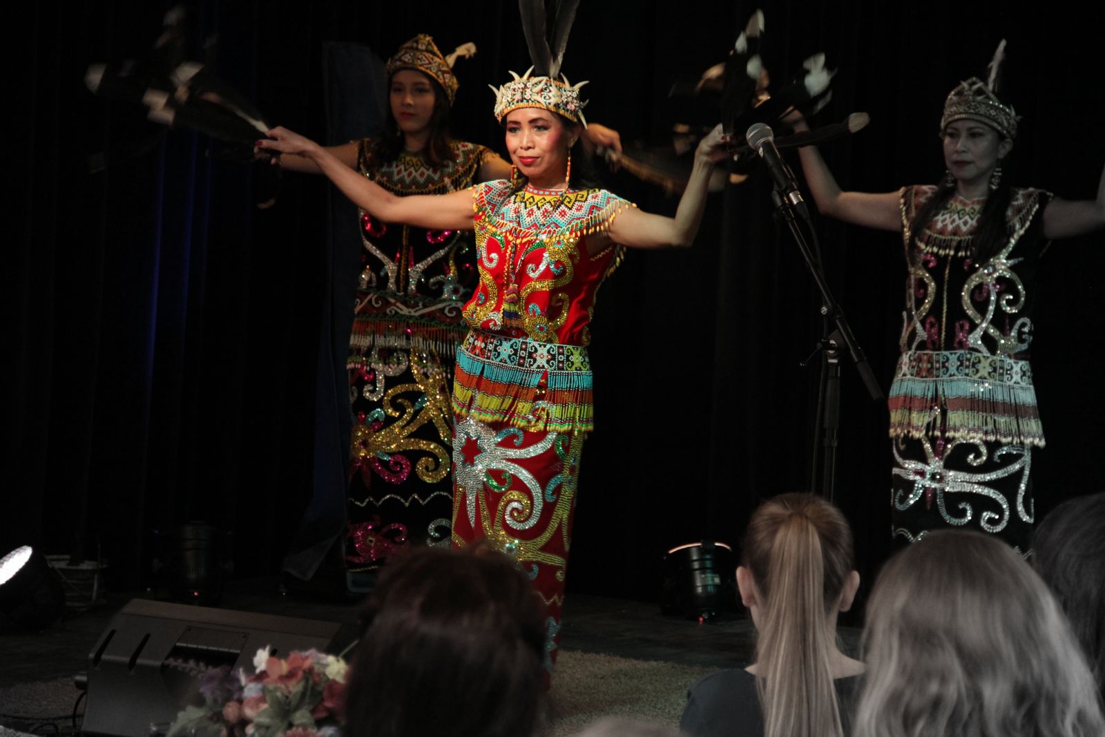 dansen balinese Bali Indonesië Uden MuzeRijk Internationale Vrouwendag 2018 danseres danseresjes kostuums