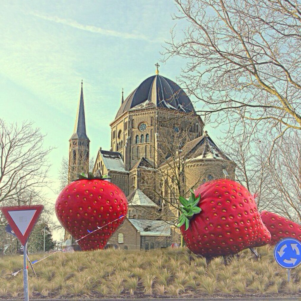 Grapje! De Aardbeienrotonde van aardbeienteler Jan uit Uden op een andere pkaats in Uden geplaatst. Fotobewerking door Gert de Goede